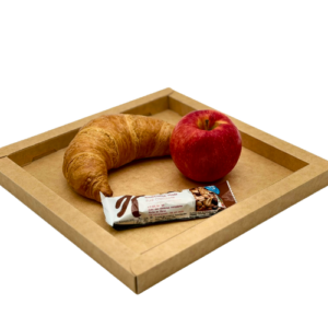 lunchpaket sandwich dunkel mit salami, apfel, schokoriegel