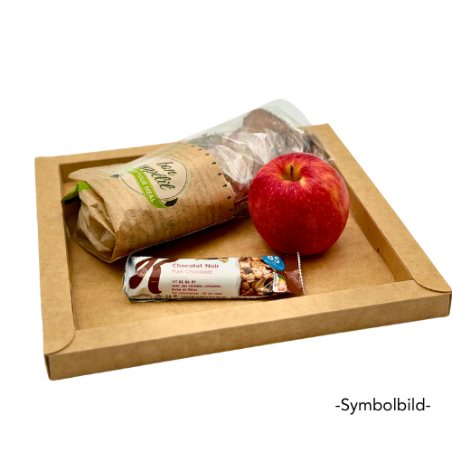 lunchpaket sandwich dunkel mit salami, apfel, schokoriegel