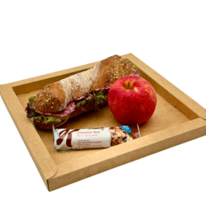 lunchpaket sandwich dunkel mit salami, apfel, schokoriegel