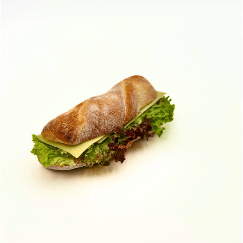 lunchpaket sandwich dunkel mit salami, apfel, schokoriegel